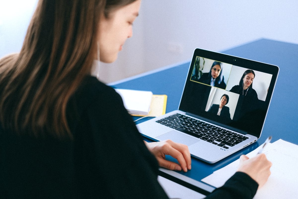 Du contact froid à la relation de confiance : les étapes clés