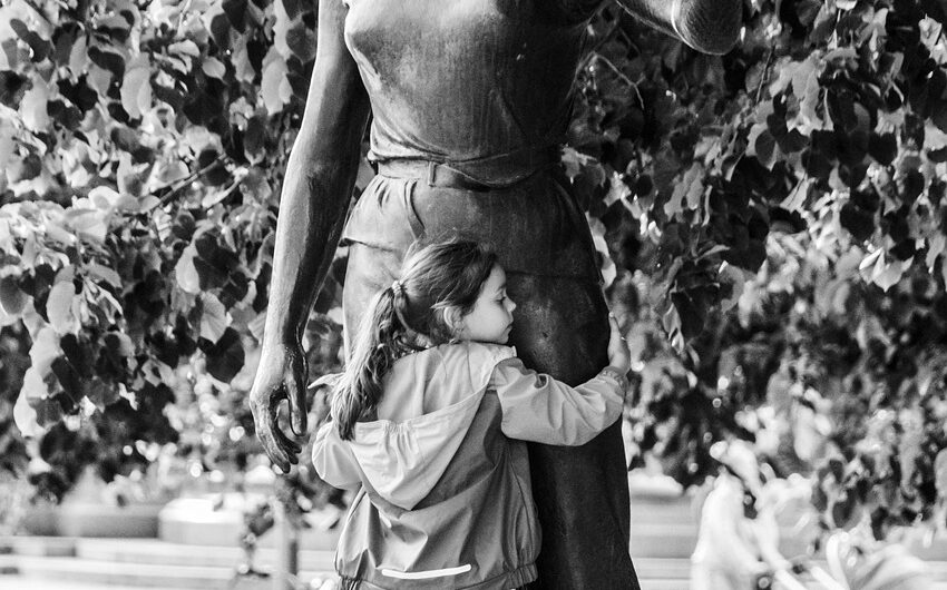 Comprendre la coterie : origines, caract&eacute;ristiques et impact social